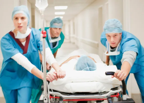 Qual a diferença entre clínica e hospital?