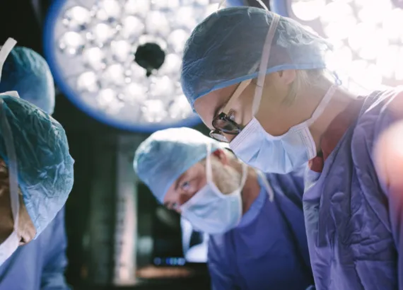 Cirurgião plástico é inocentado ao provar que a paciente tinha conhecimento dos riscos da cirurgia de mastopexia com próteses