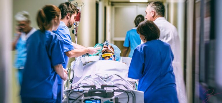 Urgência e emergência na carência: o peso do que o médico declara